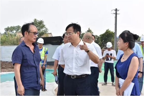 鐘書記走訪國際醫(yī)學(xué)項目現(xiàn)場，冒酷暑、送服務(wù)、解難題