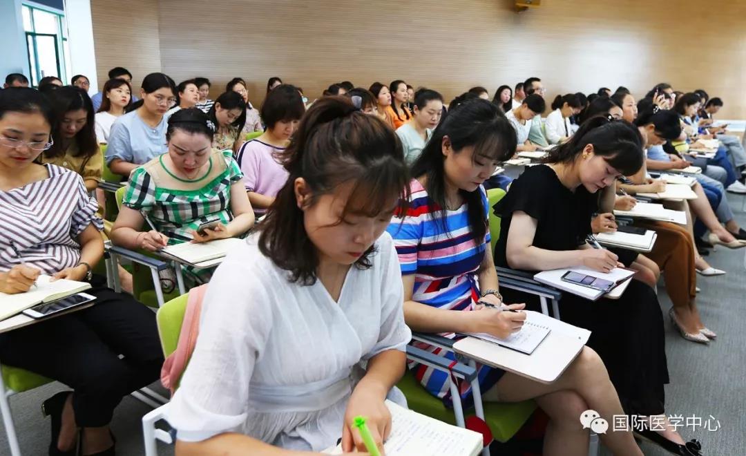 西安國際醫(yī)學(xué)中心舉辦為期兩天的科主任、護(hù)士長培訓(xùn)