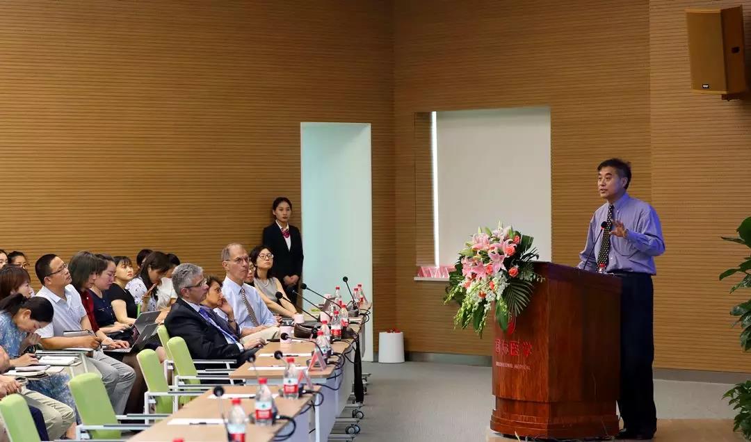 美國(guó)醫(yī)療專家走進(jìn)西安國(guó)際醫(yī)學(xué)中心，開展國(guó)際醫(yī)療合作