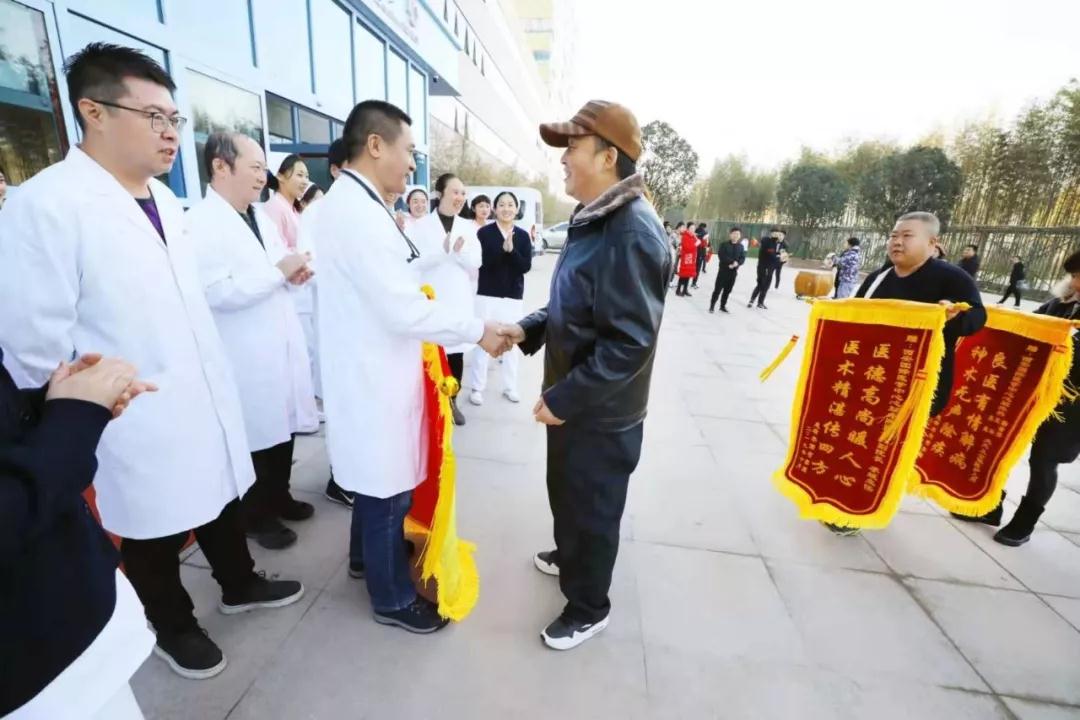 三秦網報道—西安國際醫(yī)學中心醫(yī)院創(chuàng)奇跡 老賈康復出院敲鑼打鼓送錦旗
