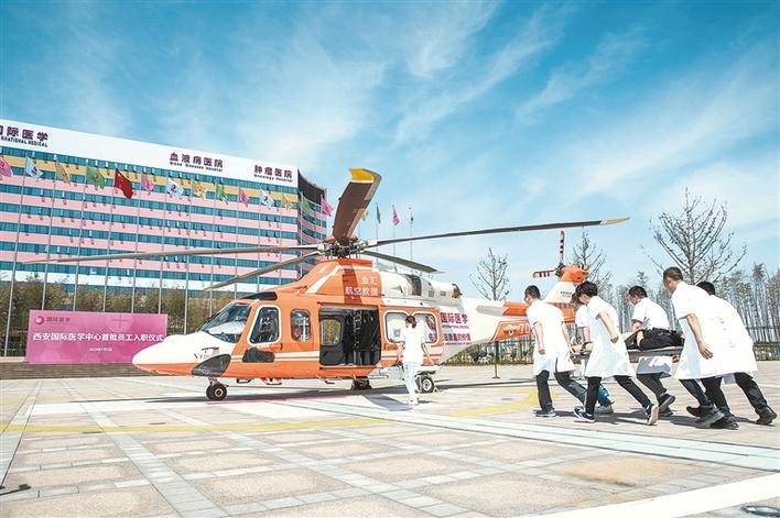 西安晚報報道—堅守醫(yī)者初心勇?lián)】凳姑? 西安國際醫(yī)學(xué)中心醫(yī)院開診百天紀(jì)實