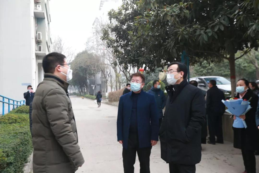 鐘洪江書記慰問我院支援武漢醫(yī)護人員家屬