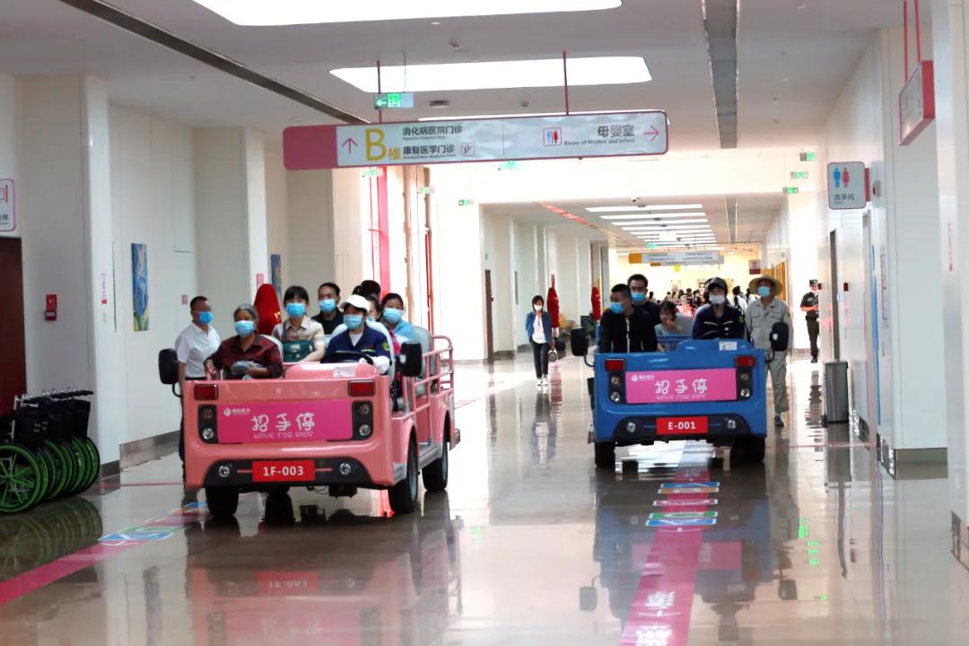 曖心“招手?！背蔀獒t(yī)院一道亮麗的風(fēng)景線