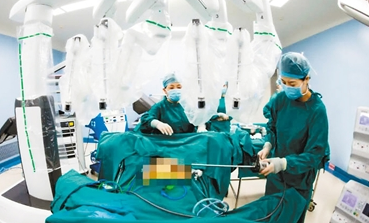 西安日報——新一代達(dá)芬奇手術(shù)機(jī)器人在我市“首秀”  助力婦科微創(chuàng)手術(shù)獲成功