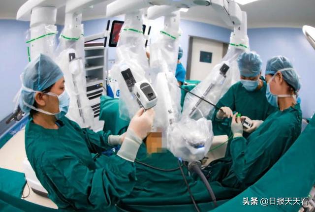 西安日?qǐng)?bào)——新一代達(dá)芬奇手術(shù)機(jī)器人，輔助婦科微創(chuàng)手術(shù)獲成功