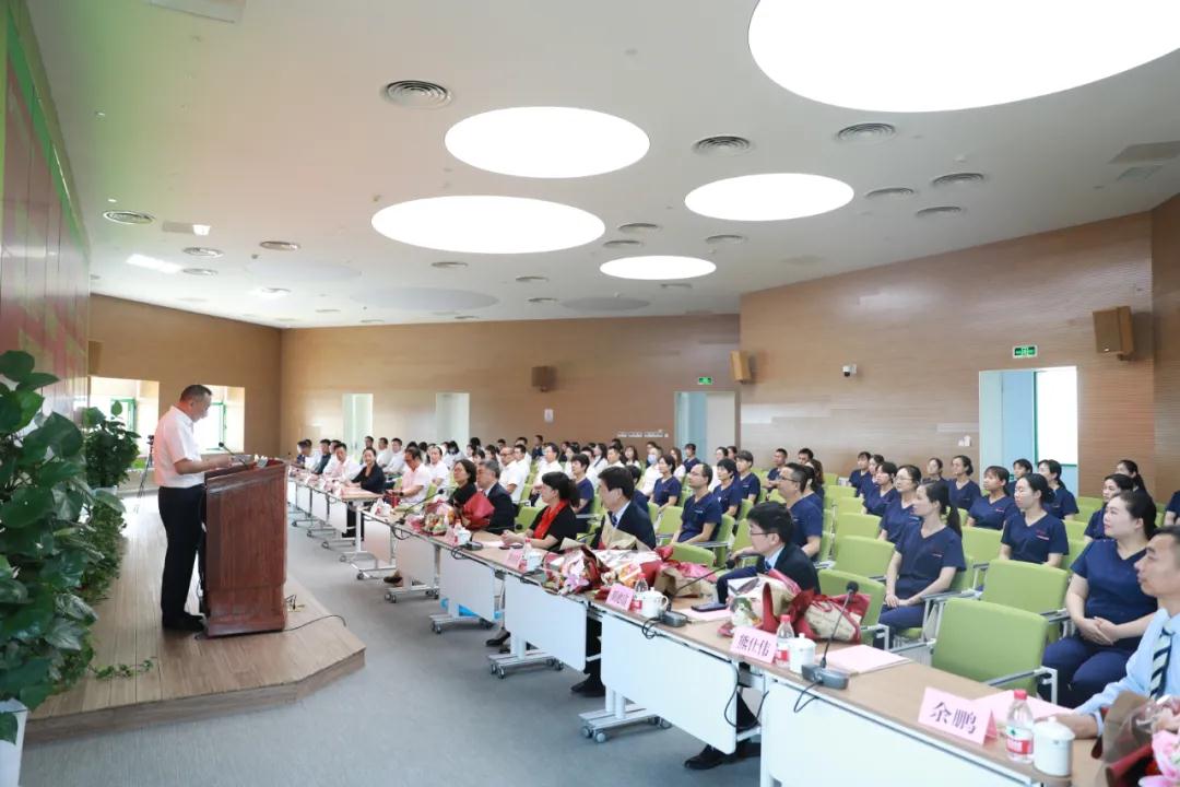 陽光網—昔日并肩戰(zhàn) ，今日敘佳緣 隨州市中心醫(yī)院到國際醫(yī)學中心醫(yī)院參觀交流