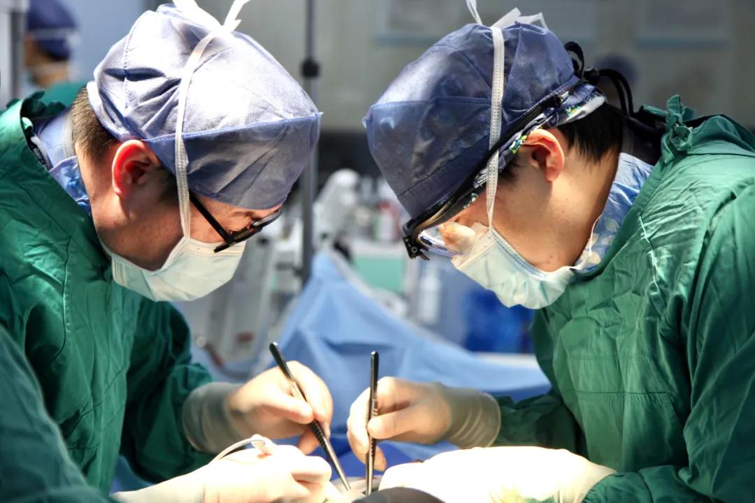 又一次突破！心外團隊完成國內首例“經(jīng)股TAVR+TEVAR”