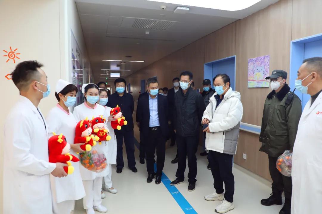 真溫暖！這家醫(yī)院除夕送餃子送祝?！瓏H醫(yī)學(xué)集團(tuán)及醫(yī)院領(lǐng)導(dǎo)一行慰問堅守“醫(yī)”線醫(yī)護(hù)人員及住院患者