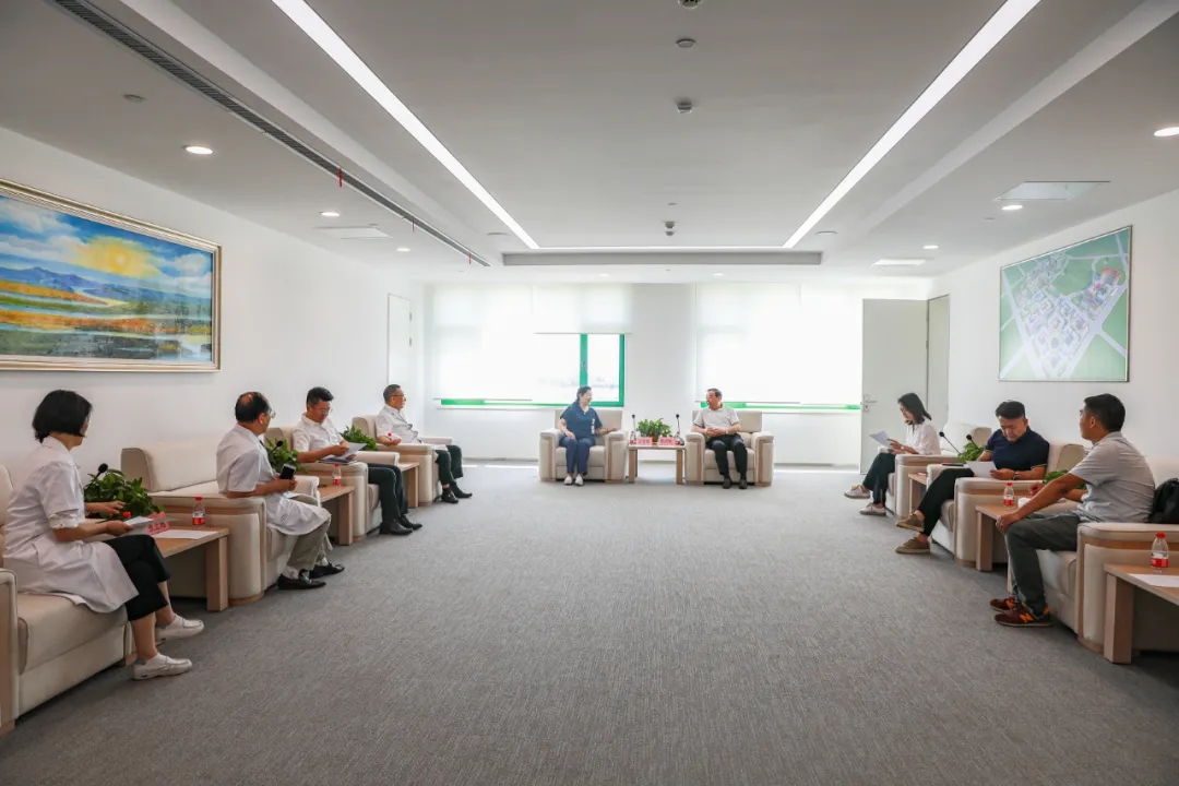 陜西省老齡產(chǎn)業(yè)協(xié)會(huì)執(zhí)行會(huì)長(zhǎng)侯培琪一行來醫(yī)院參觀考察