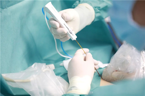 針尖上的絕絕子①｜從重慶到西安，23歲的姑娘只為了這件事……周曉東和他的超聲團隊