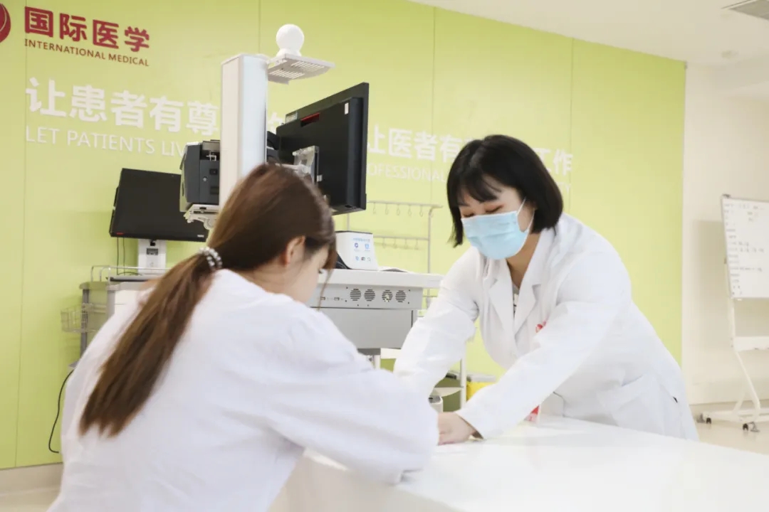 出院手續(xù)床前辦理，「移動結(jié)算車」便民又惠民！