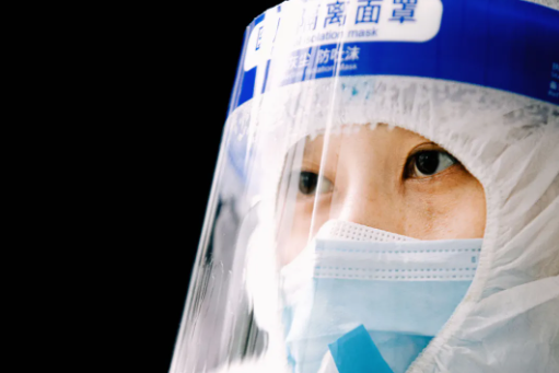 你穿防護(hù)服的樣子，真好看！