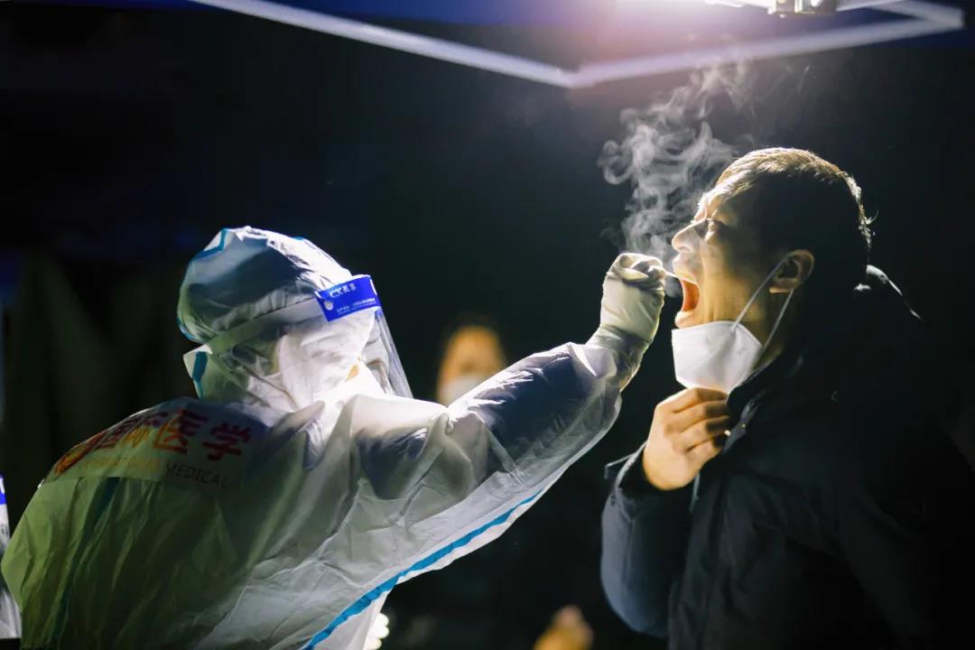 270 萬(wàn)+！凍紅的手、蹲下的背影，看哭了......