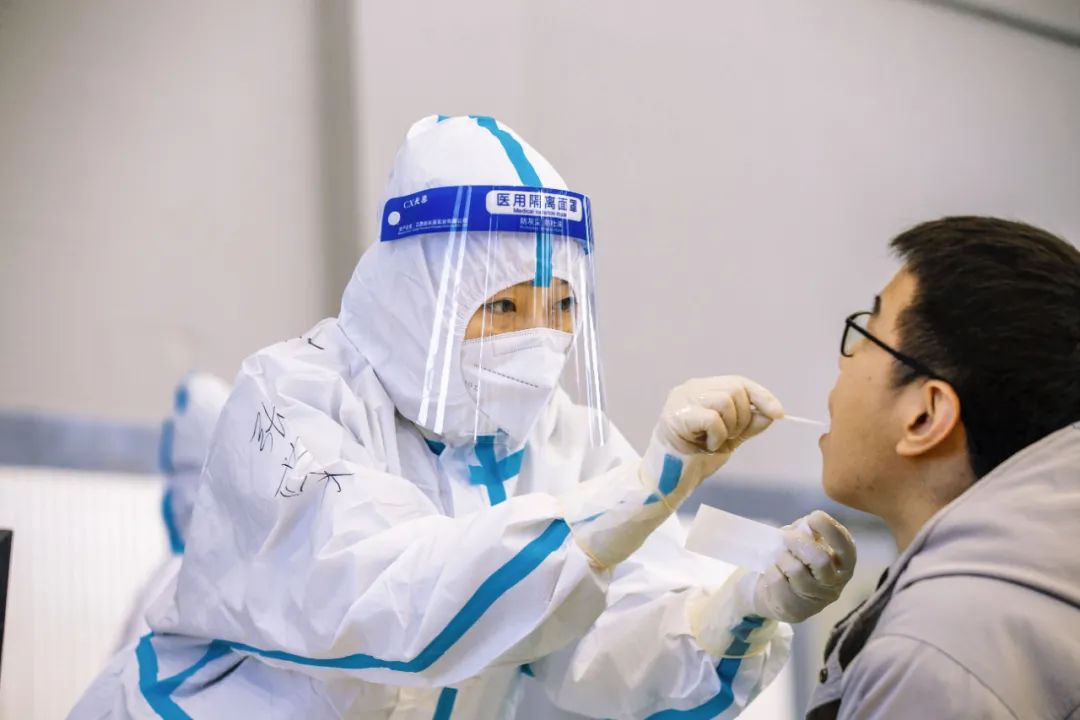 感冒和新冠肺炎有啥不同？