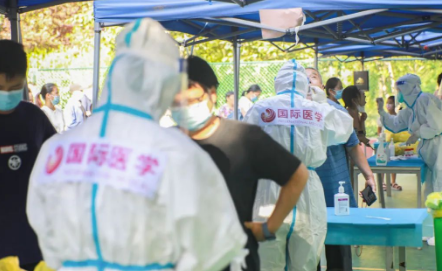 泡白的雙手，濕透的衣服，高溫天氣下的這些“大白”讓人心疼