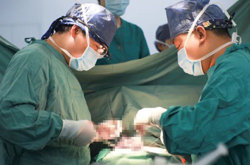 復(fù)診首日，市民排隊(duì)掃碼，有序就診……