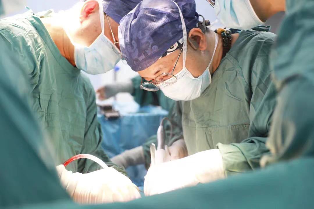 “小小”痔瘡?fù)蝗话l(fā)難，壯年小伙兒直呼救命！