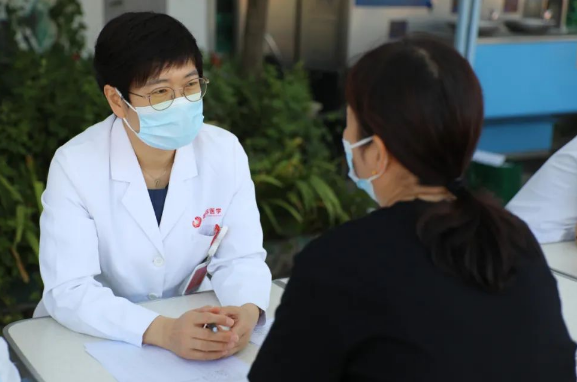 獻禮教師節(jié)——西安國際醫(yī)學中心醫(yī)院聯(lián)合東大學校義診