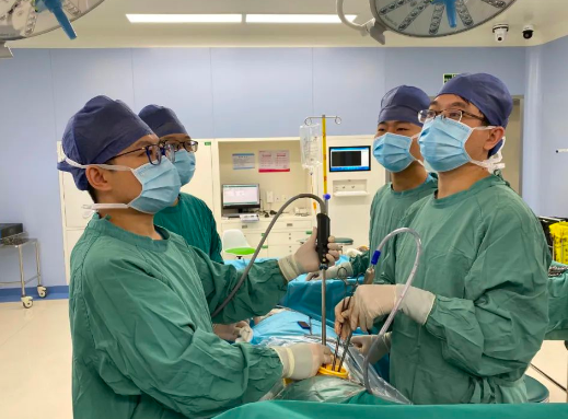 持續(xù)胸悶氣短......檢查后，醫(yī)生為他抽出2300毫升肺部積血