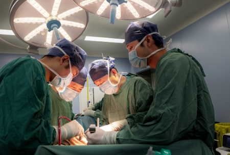 4小時(shí)的手術(shù)，消外一科從七旬患者體內(nèi)取出哈密瓜大小的腫瘤