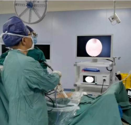 胸椎管狹窄，他把手術(shù)傷口由10公分縮小至7毫米