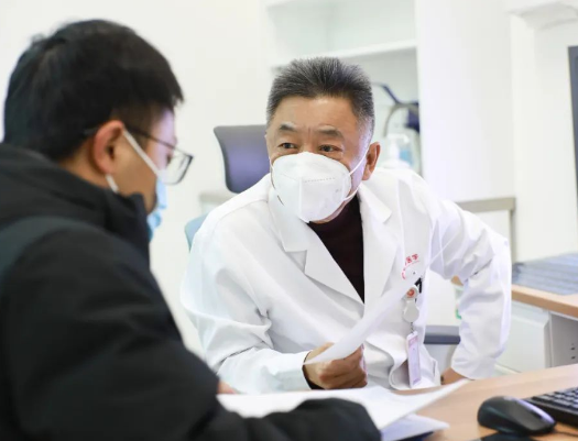 他們?nèi)找箞?jiān)守，為患者照亮就診之路