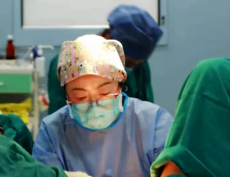 甘肅孕婦星夜兼程400公里，醫(yī)生連夜“環(huán)扎”保胎兒