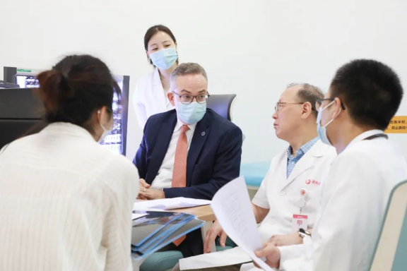 門診、查房、學(xué)術(shù)交流……全美排名第一的妙佑醫(yī)療國(guó)際專家團(tuán)隊(duì)參與“首屆國(guó)際醫(yī)學(xué)高峰論壇”國(guó)際診療日活動(dòng)