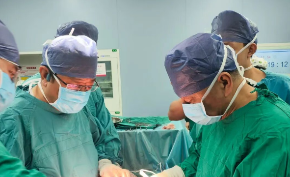15cm巨瘤纏死主動脈，醫(yī)生11小時“換血”拆彈：這是在豆腐上繡花