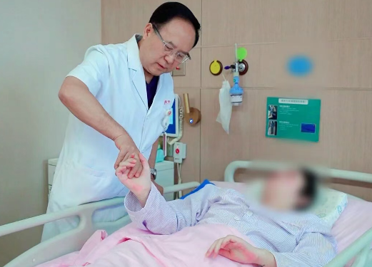 “智能教練”來了！賀西京團隊用AI為截癱患者“定制”理想步態(tài)