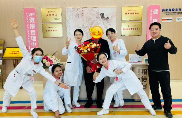“我愿意幫你們宣傳”——出院前，外國(guó)友人主動(dòng)要求合影、送錦旗