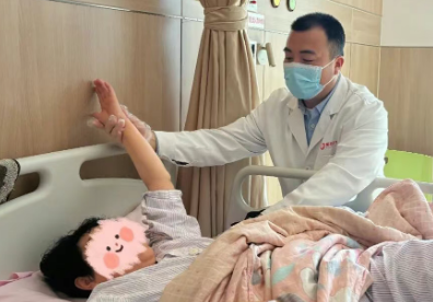梳頭、端碗、洗澡都難！但幾分鐘后，她和300多同命人一樣…